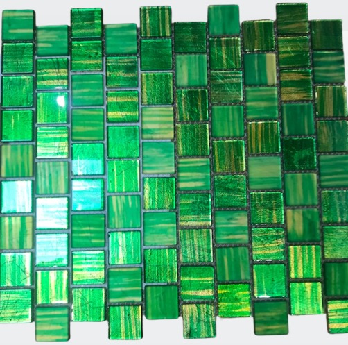 Mix Pâte de verre striée vert , brillant et mate, 3 X 3 cm , à la plaque .